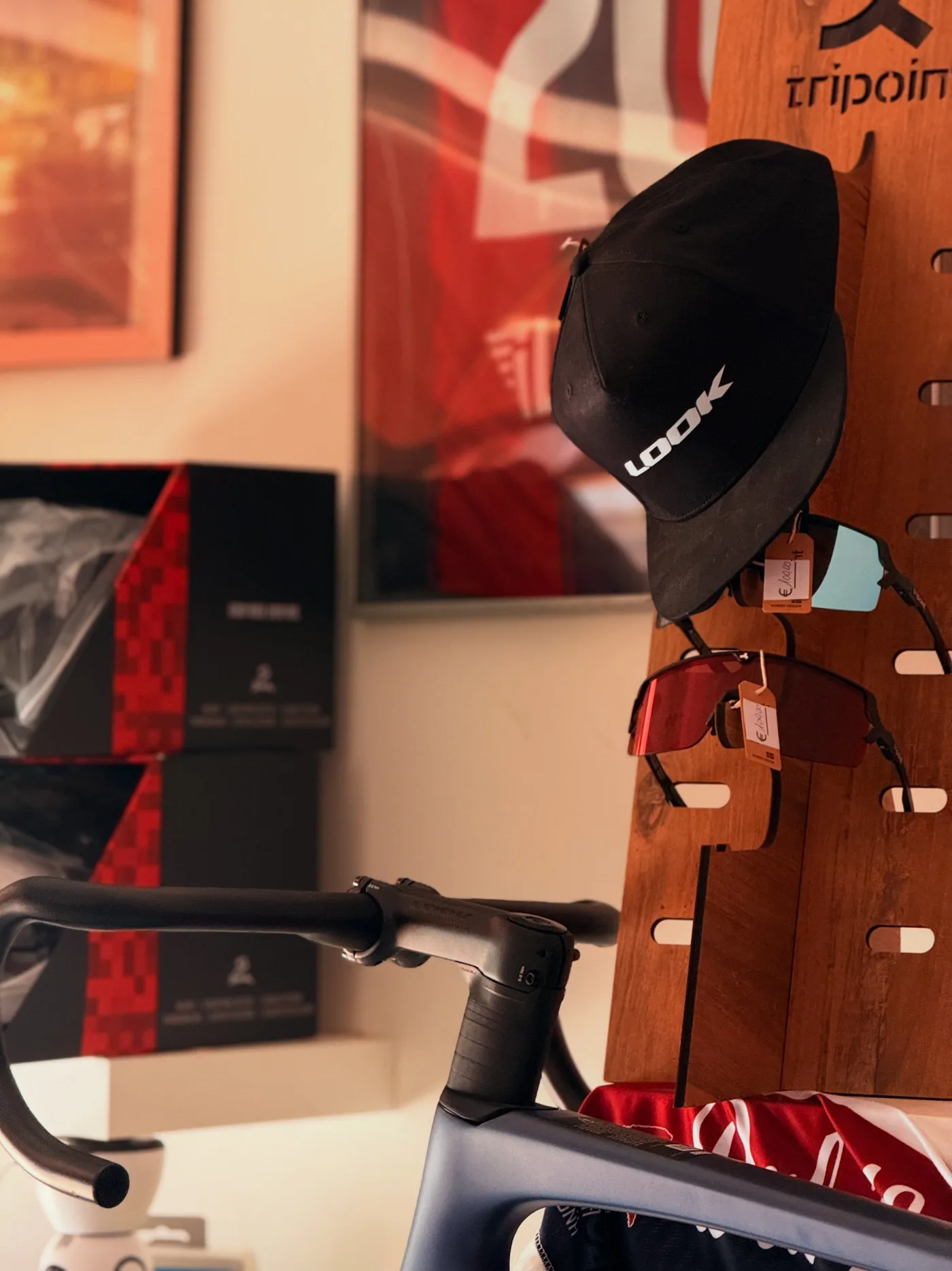 Accessori in vendita nel negozio Lullobike: caschi, occhiali e componenti