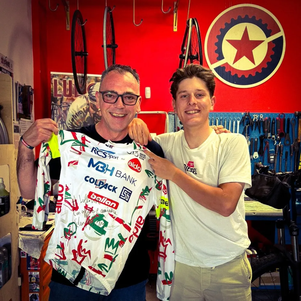 Lillo con il ciclista Florian Kajamini in negozio