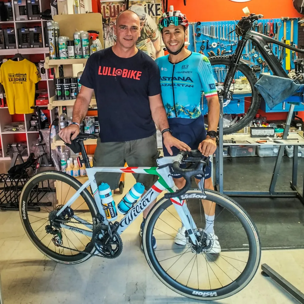 Lillo con il ciclista professionista Simone Velasco in officina
