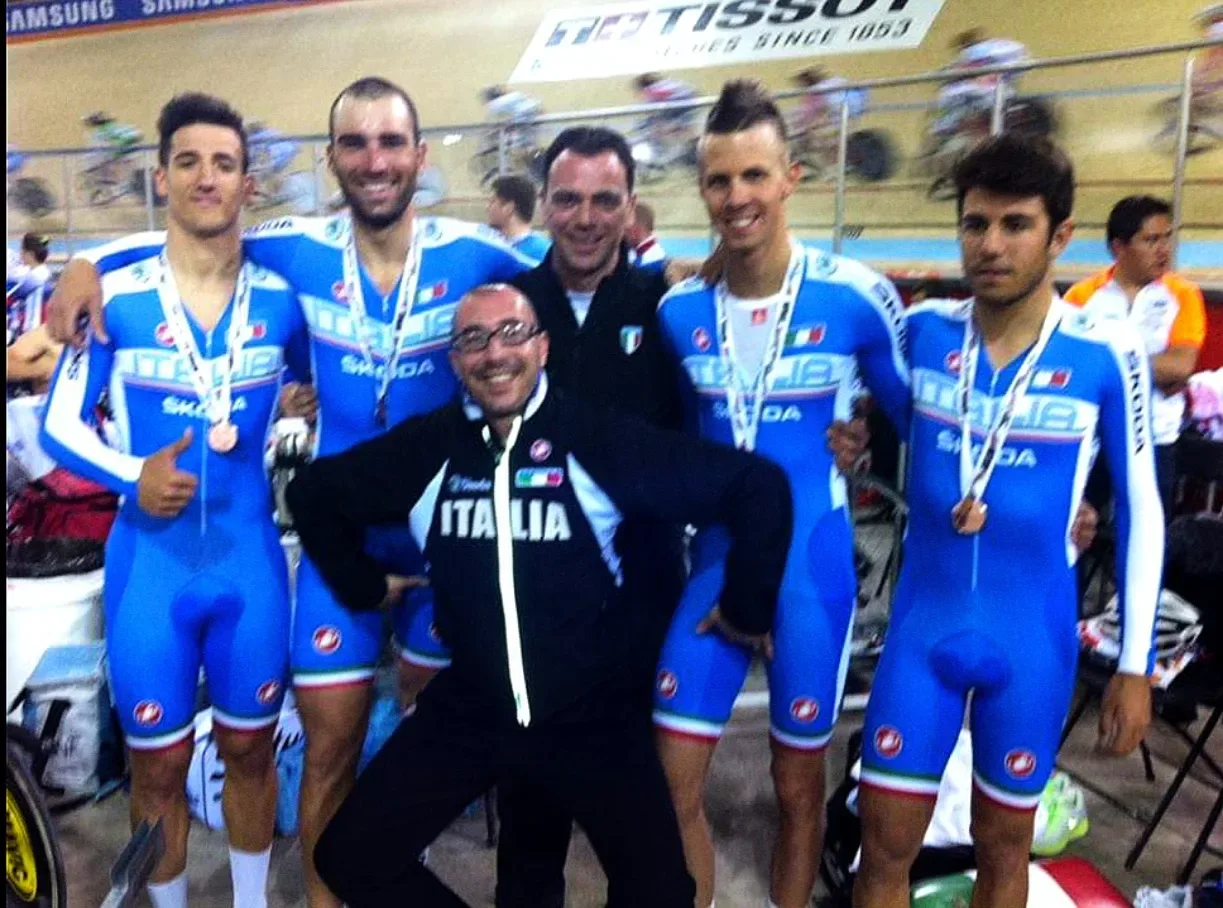 Lillo con la nazionale italiana di ciclismo su pista, medaglie al collo