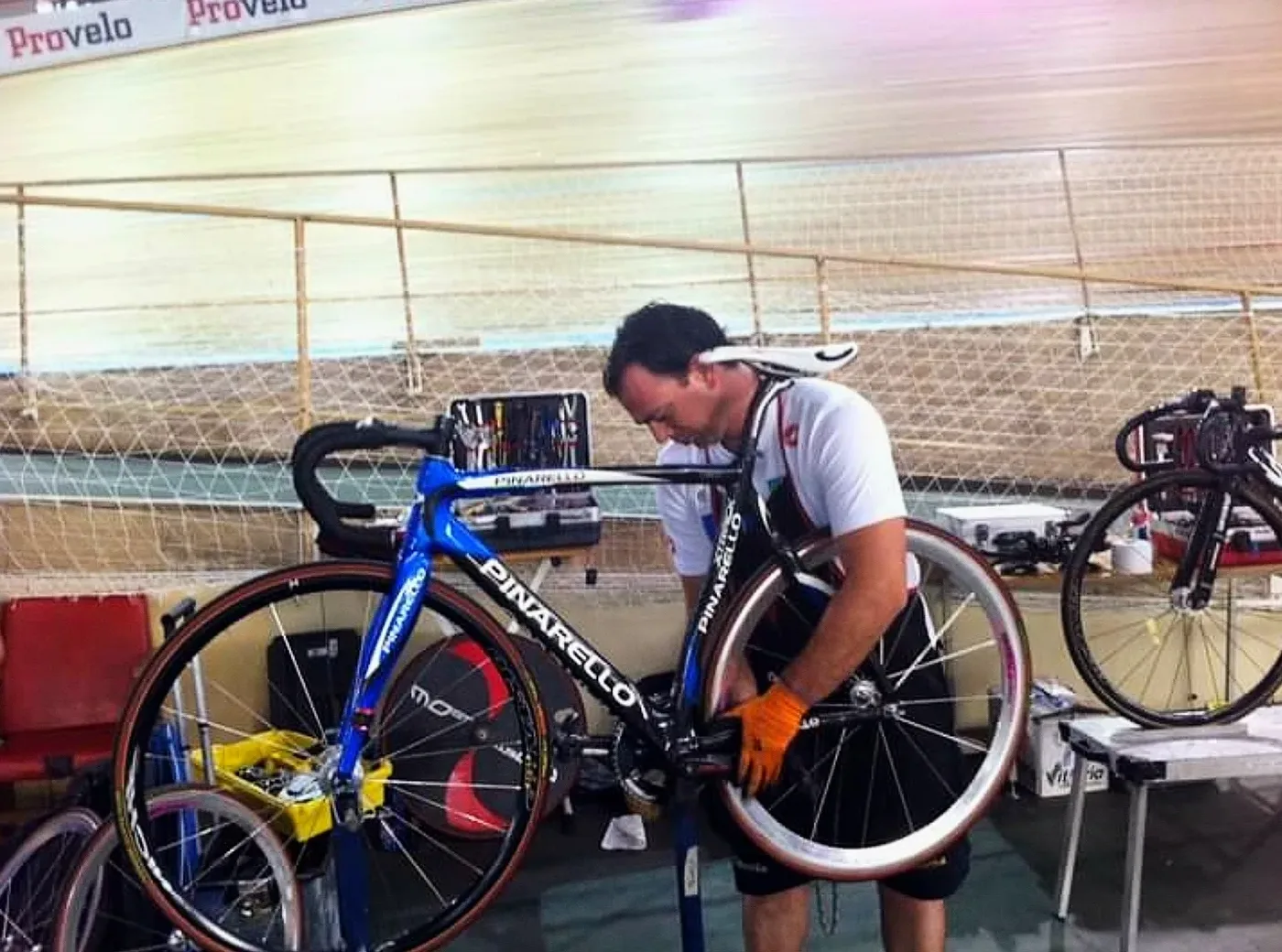 Lillo al lavoro su una bici Pinarello a bordo pista, durante gli anni in nazionale