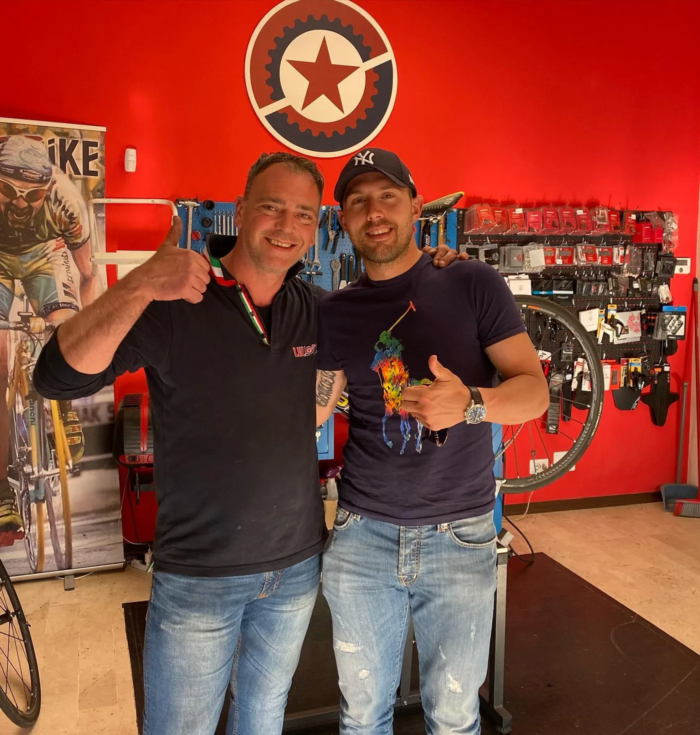 Lillo nella sua officina rossa a Lullobike