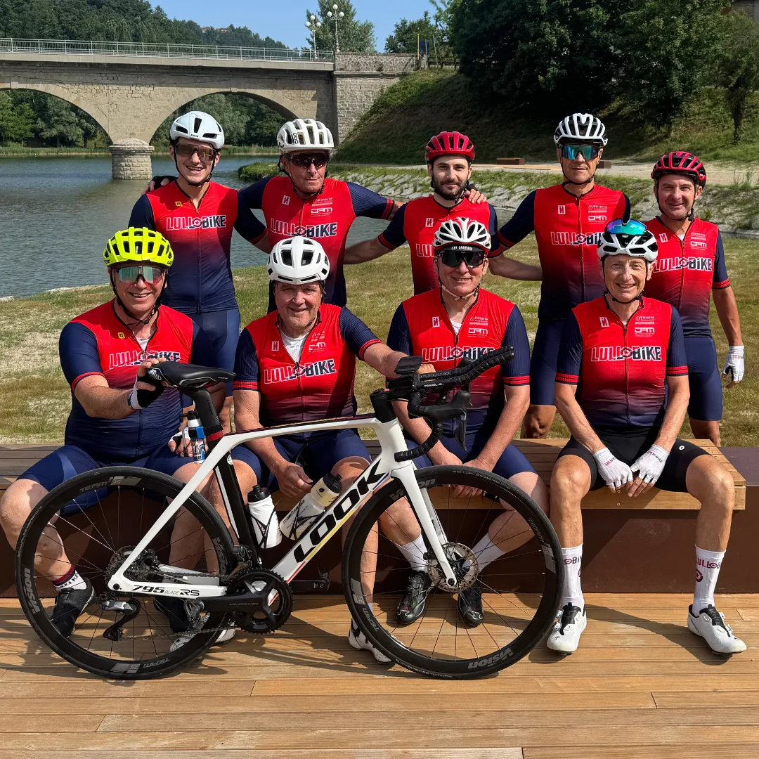 Il Team Lullobike in maglia sociale rosso e blu