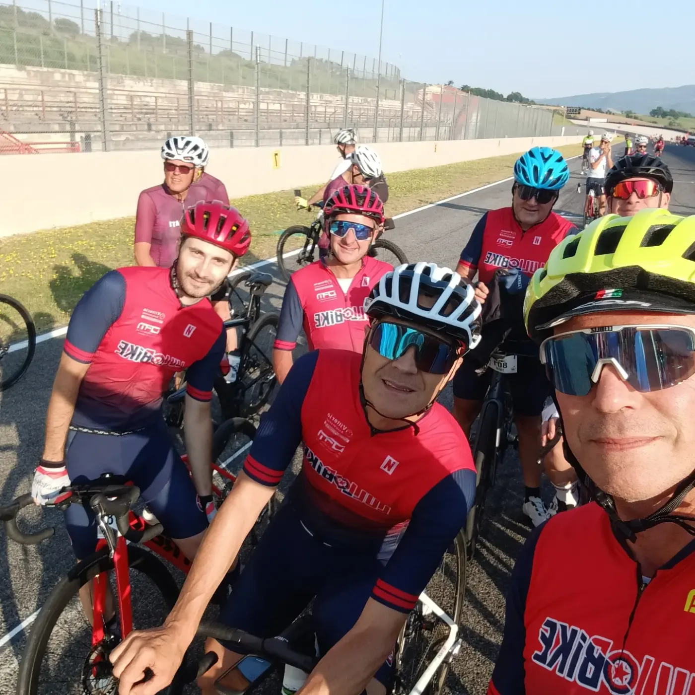 Selfie di gruppo del Team Lullobike durante un'uscita in bici