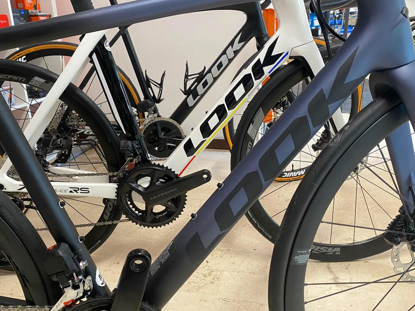 Bici da corsa Look esposte in vendita nel negozio Lullobike